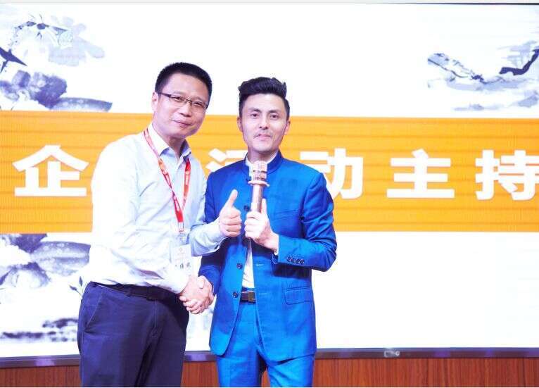 他因“谦虚”不发言，真的连“摸麦”的机会都没有……(图1)